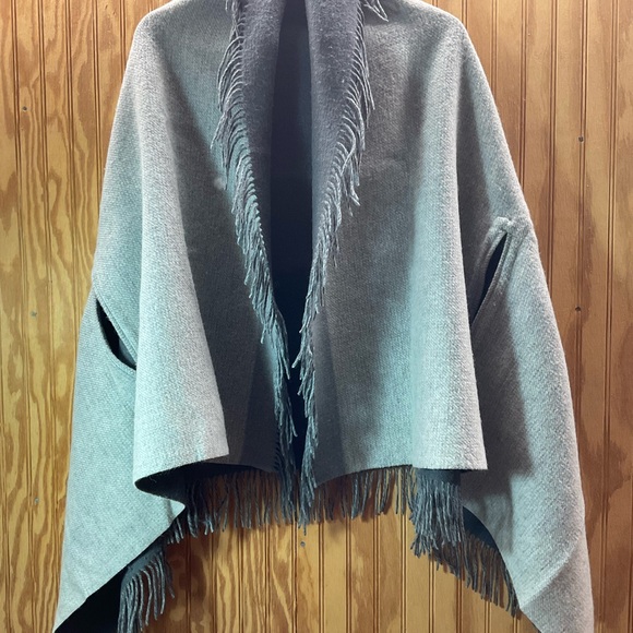 Talbots Cape / Shawl - Picture 2 of 4